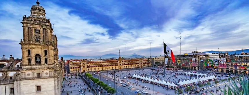 Vue panoramique de Mexico, capitale tentaculaire entourée de montagnes
