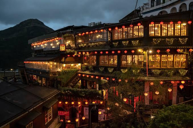 Jiufen de nuit à Taiwan, lanternes rouges illuminées sur les façades des maisons de thé