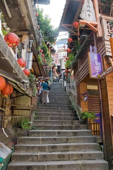 La Old Street de Jiufen à Taiwan, ruelle étroite bordée d'échoppes et de lanternes