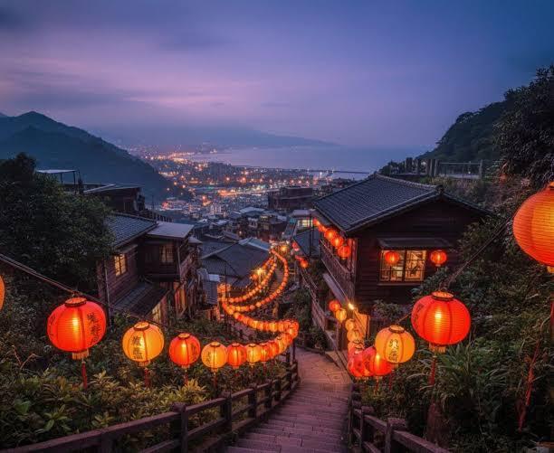 Ruelles de Jiufen la nuit à Taiwan, presque désertes sous les lanternes après le départ des visiteurs