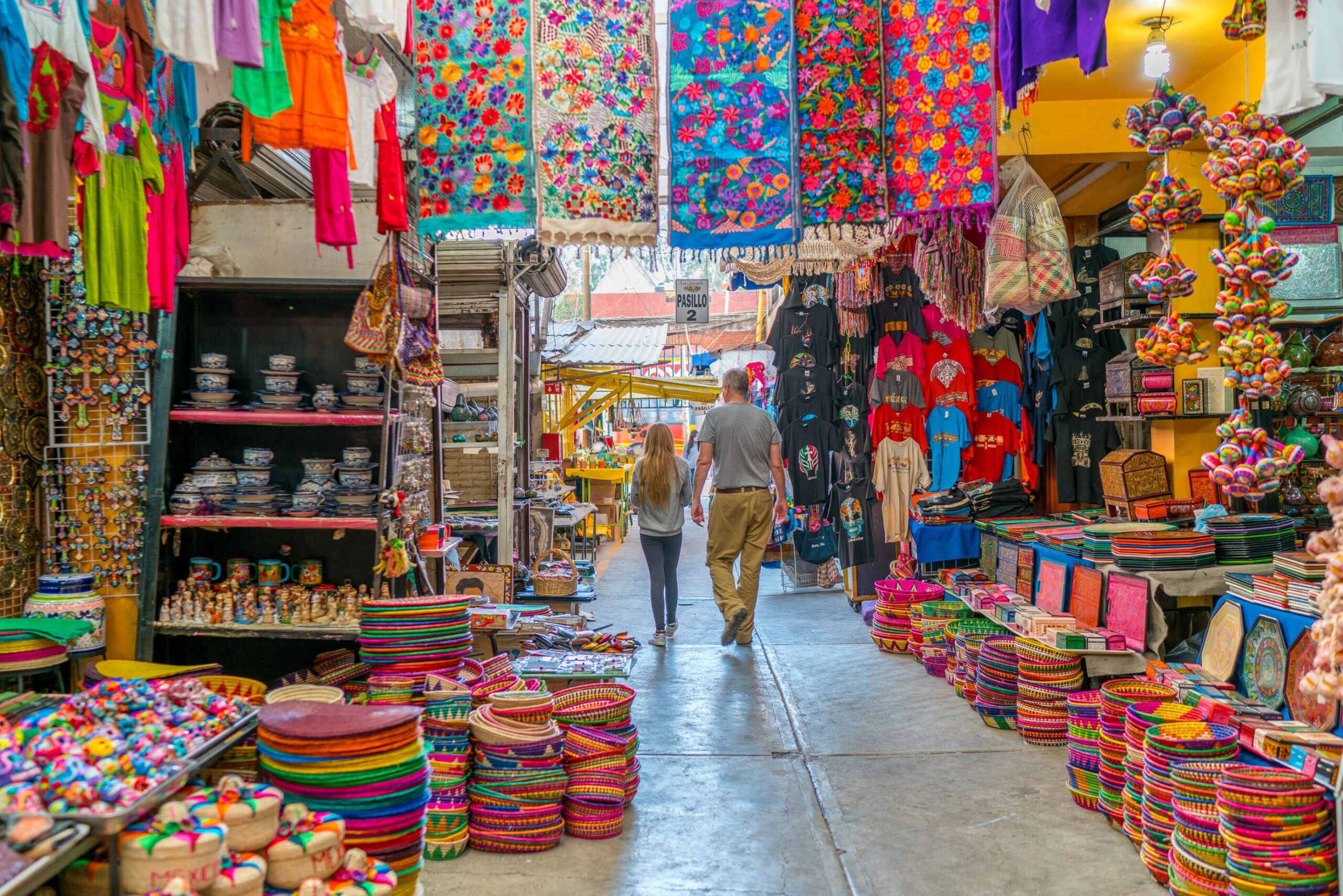 Étals colorés d'un marché de Mexico, entre fruits, épices et cuisine de rue